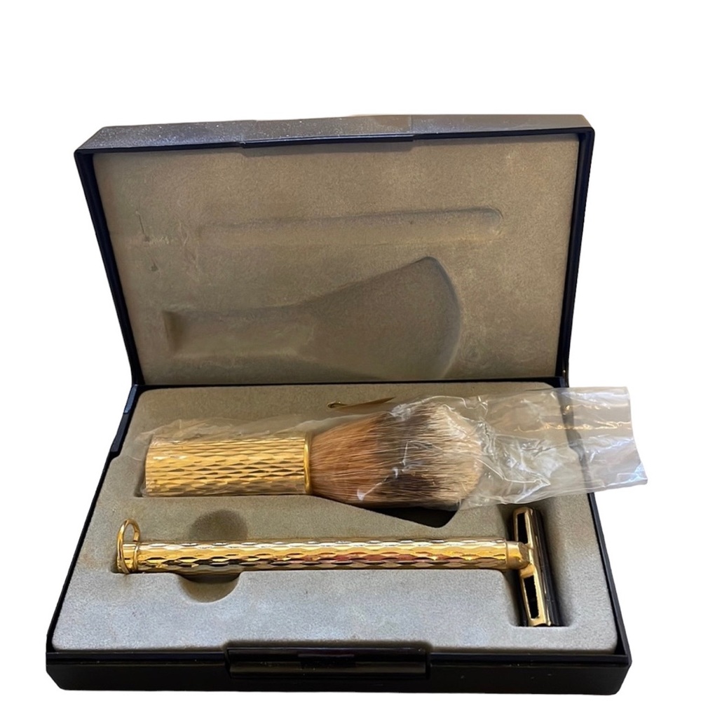 ROYAL LONDON shaving kit with brush and razor NWOT
